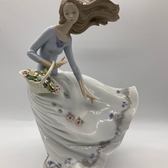 LLADRÓ PETALS IN THE WIND PORCELAIN FIGURINE - Picture 7 of 10
